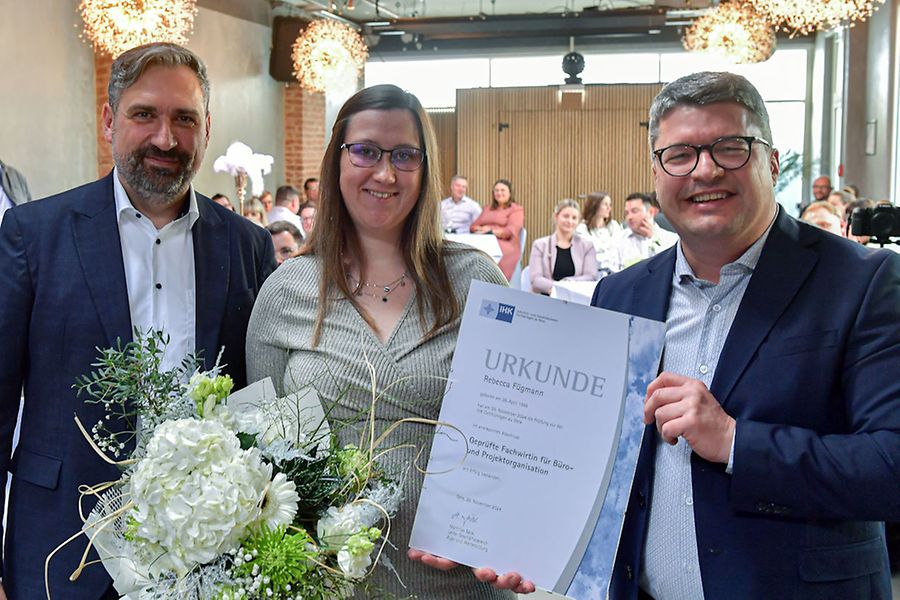 Falko Gaudiig, IHK-Vizepräsident, Rebecca Fügmann, beste Absolventin und Matthias Säckl, Geschäfstbereichsleiter Aus- und Weiterbildung (v.l.n.r.) bei der Absolventenfeier der IHK Ostthüringen am 28.03.2025 in Gera. 47 Absolventen der IHK Fortbildungsprüfungen feiern ihren erfolgreichen Abschluss.
20250328_Absolventenfeier_IHKOT216_INet1240px